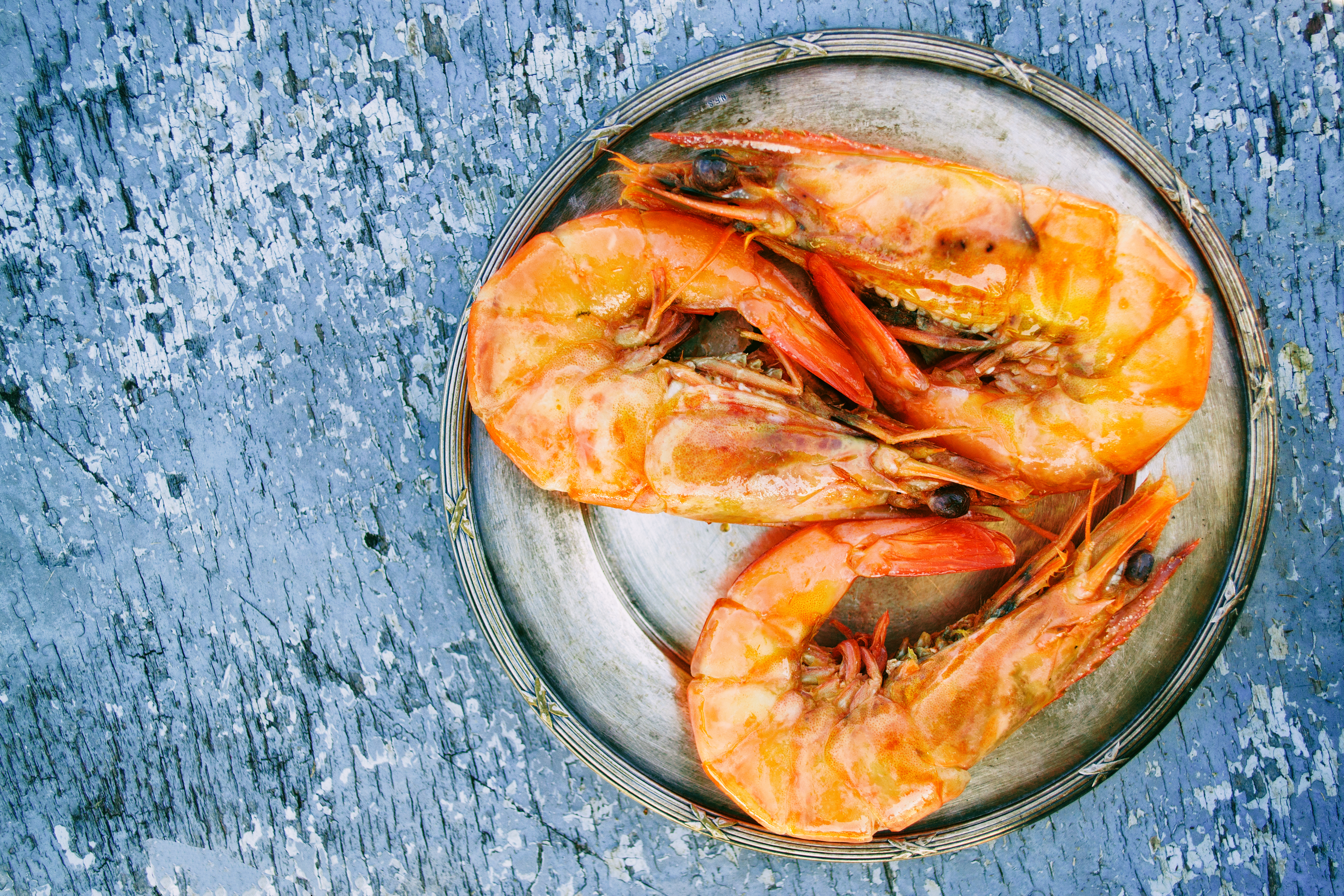 King prawns on a round plate.