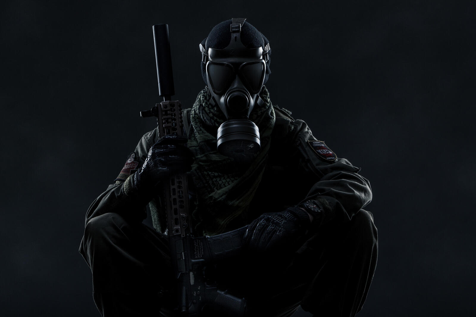 Бесплатное фото Солдат из игры Tom Clancys Ghost Recon Wildlands на темном фоне