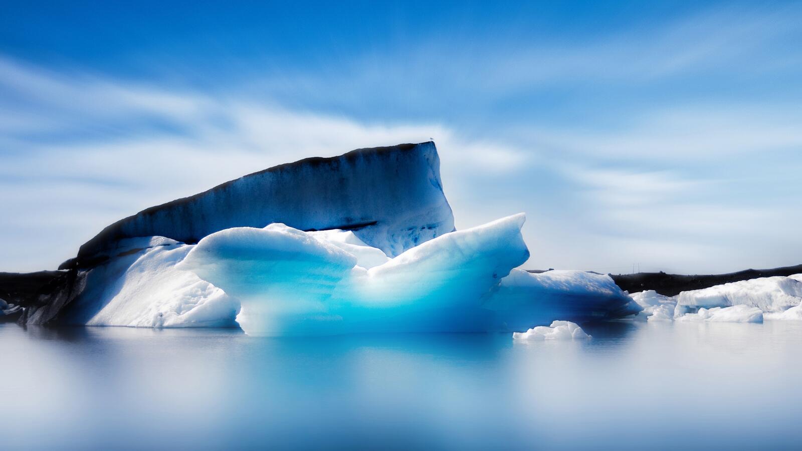 Free photo A large ice floe in the ocean