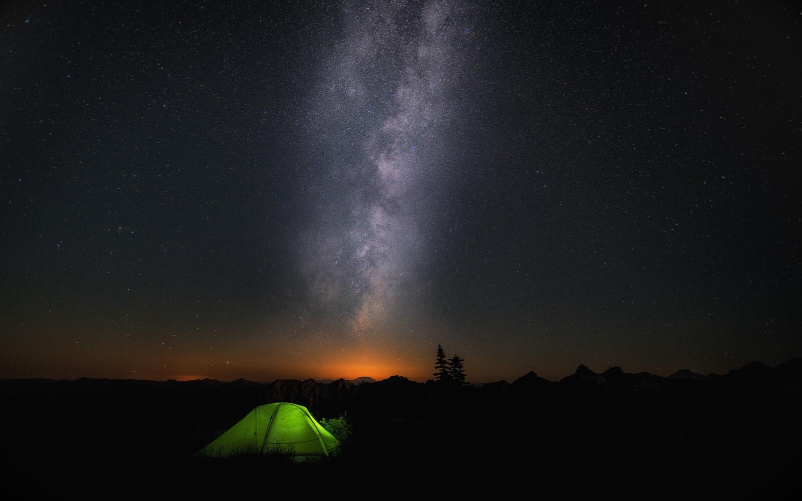 免费照片露营帐篷上方的夜间星座