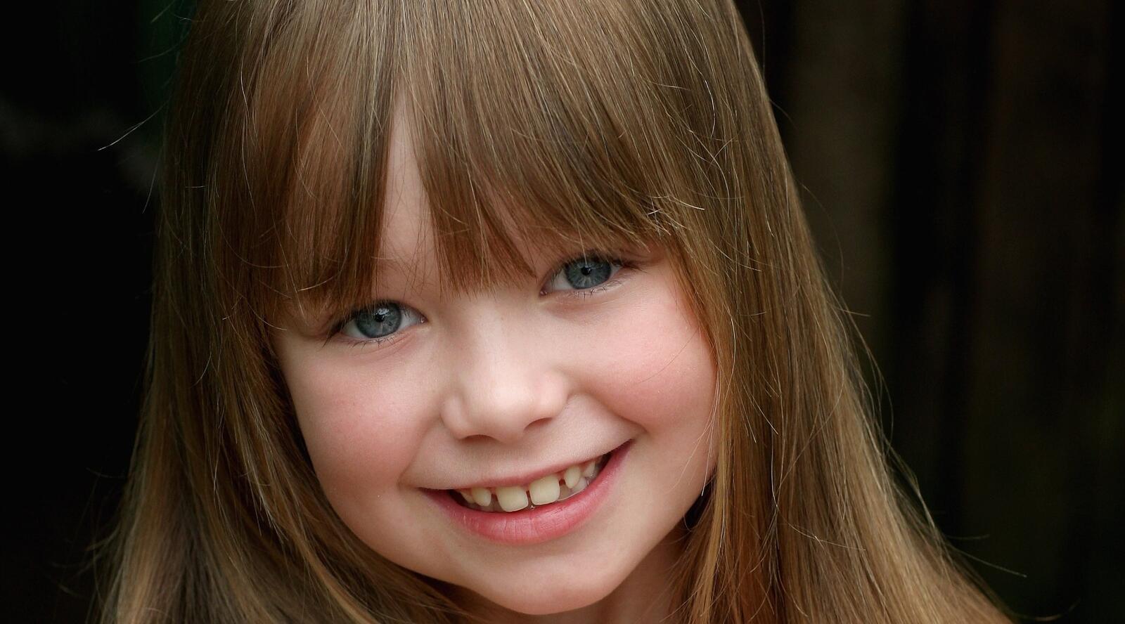 Free photo Portrait of a smiling girl