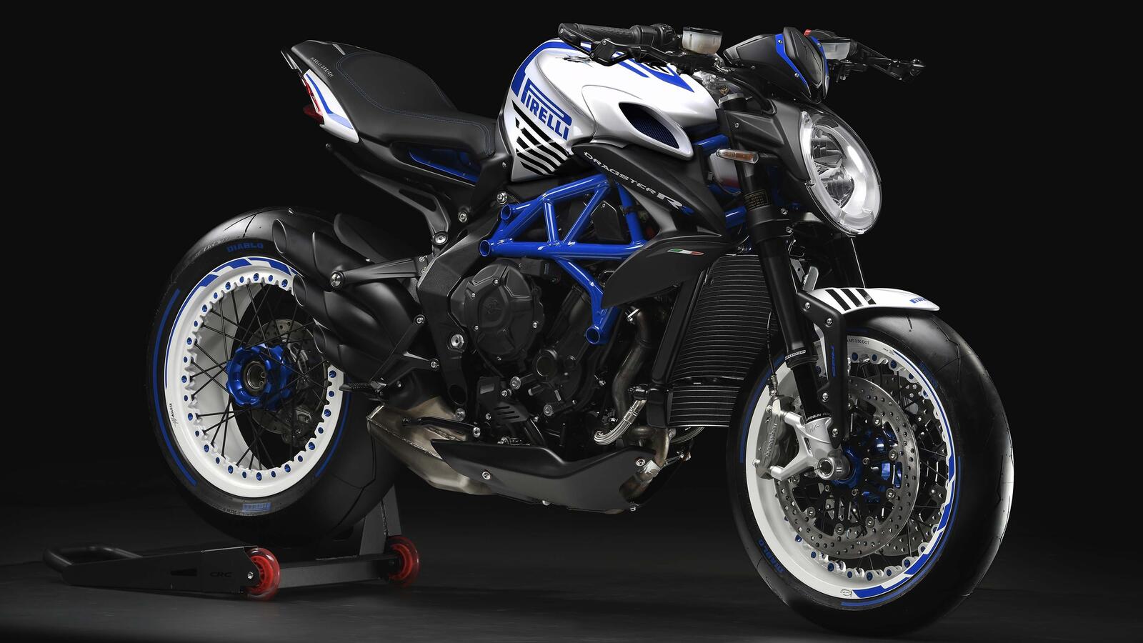 Бесплатное фото Мотоцикл mv agusta dragster 800 rr pirelli на черном фоне