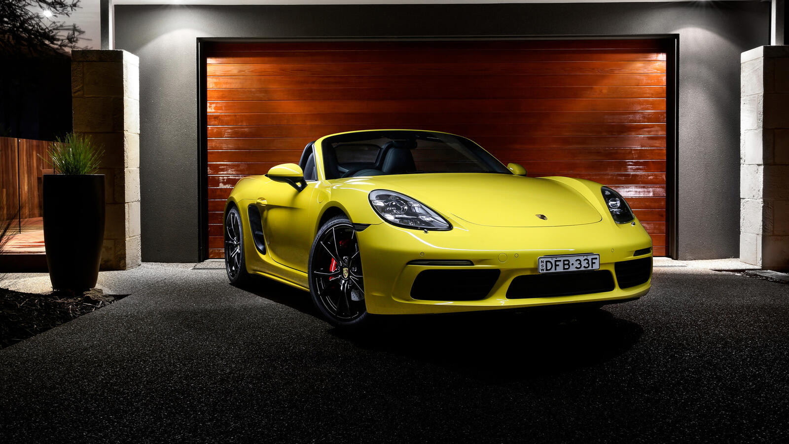 Бесплатное фото Желтый Porsche Boxster
