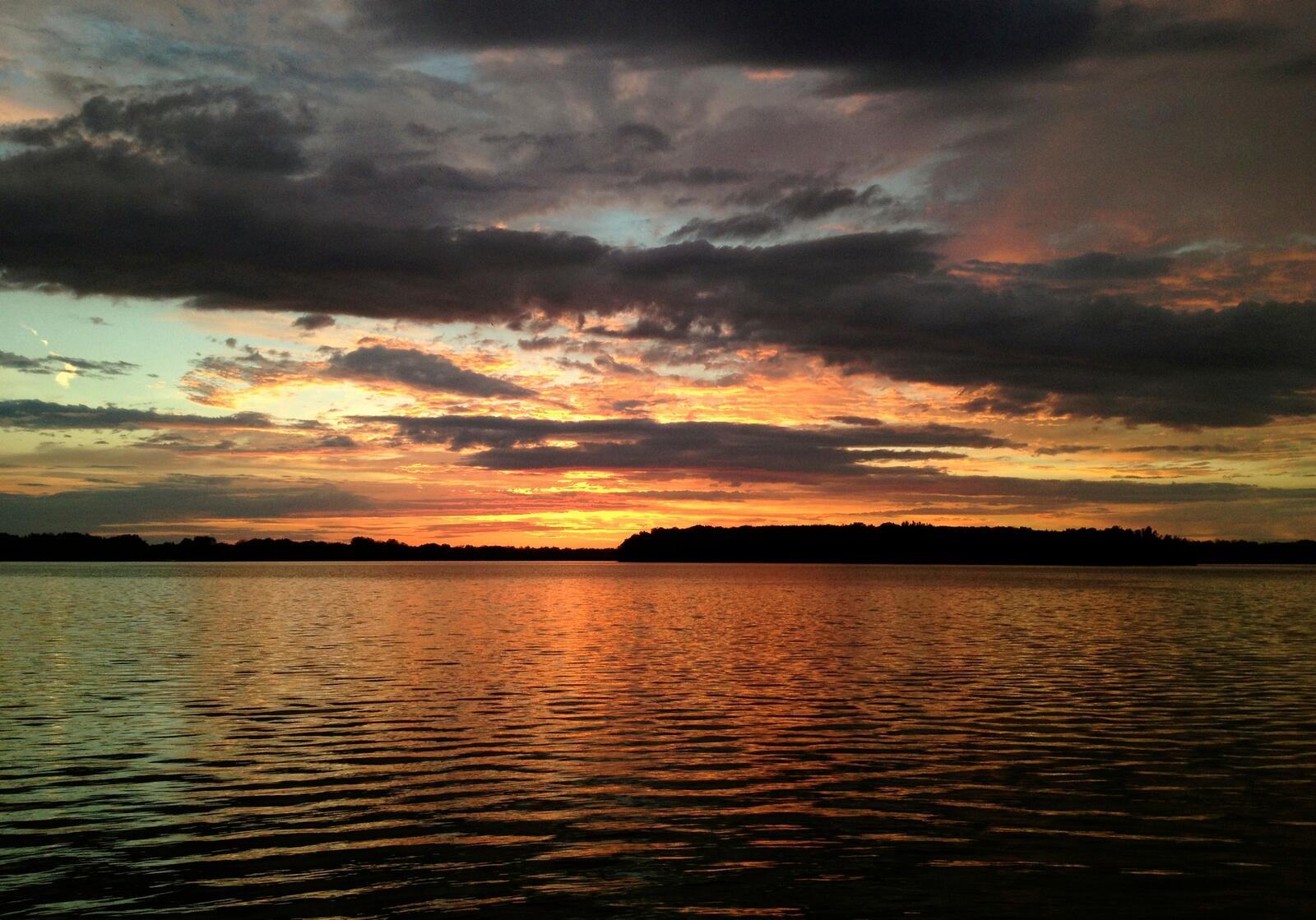 Восход солнца над озеро