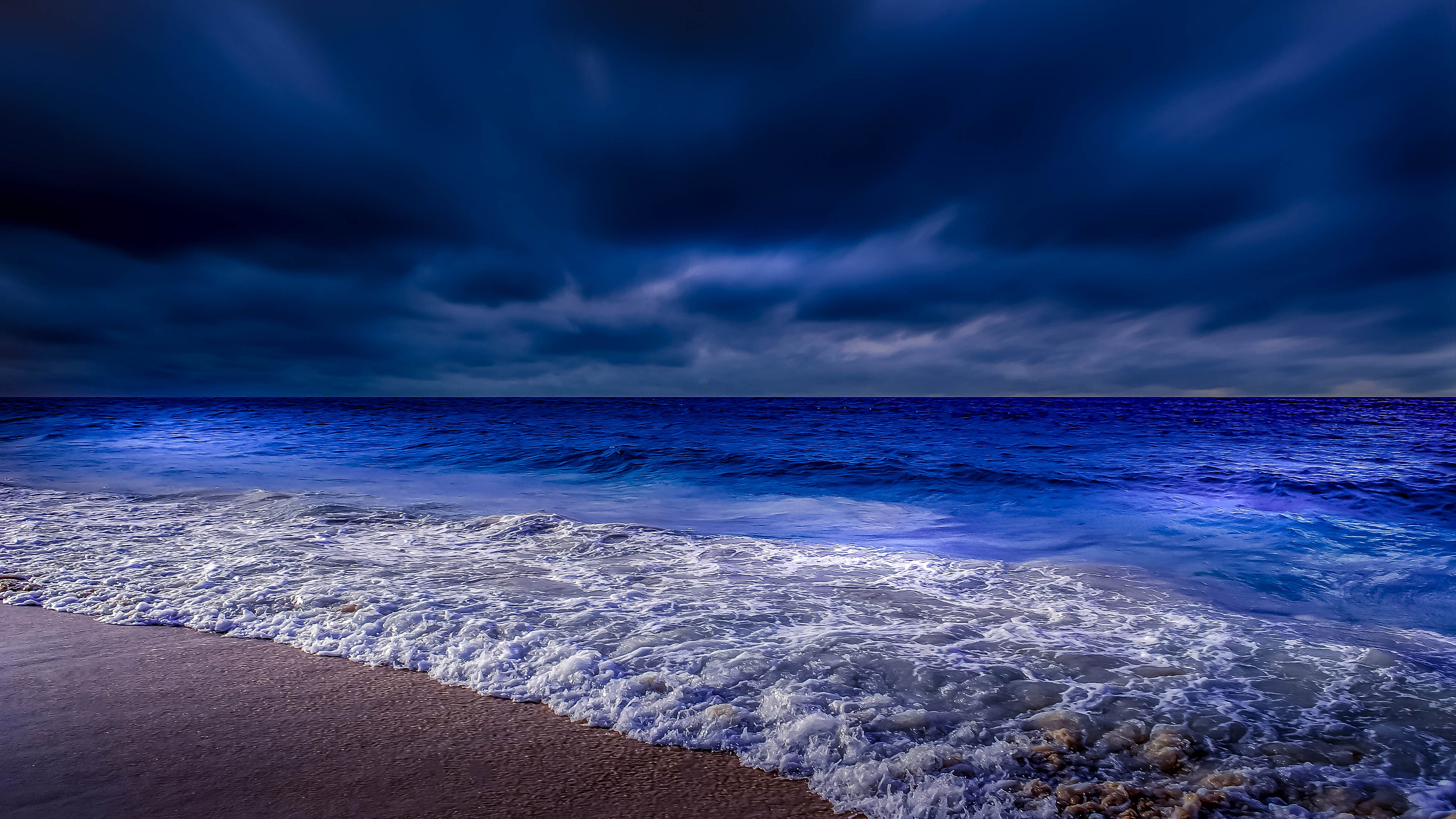 Бесплатное фото Грозовые тучи над синим морем