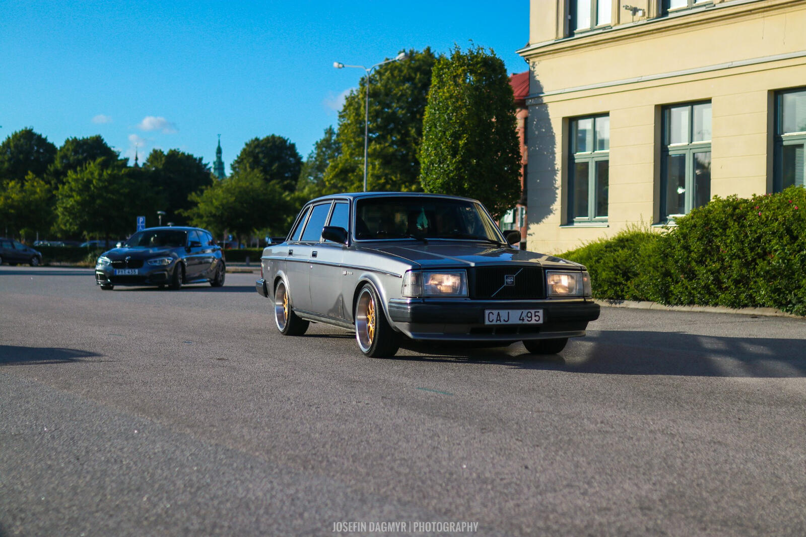 Бесплатное фото Volvo 240 на крутых дисках