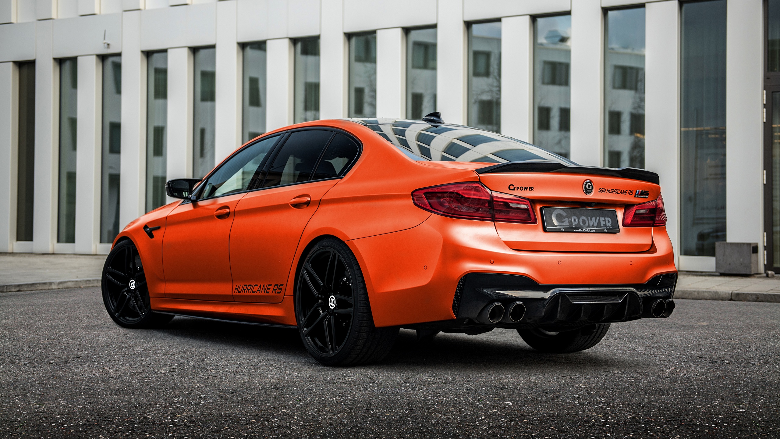 Бесплатное фото BMW M5 F90 в оранжевом цвете сфотографированная сзади