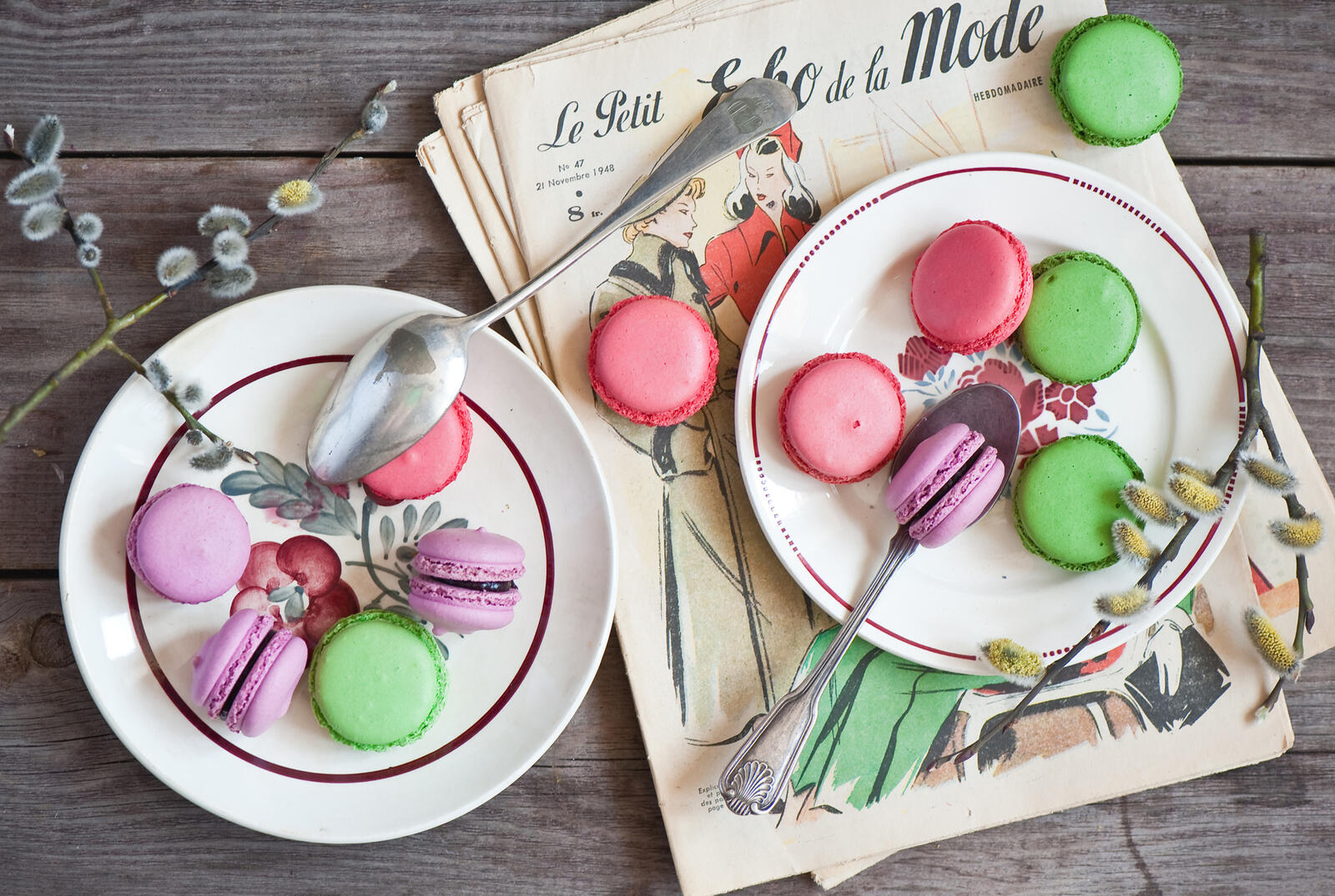 Free photo Colored macarons on a white plate