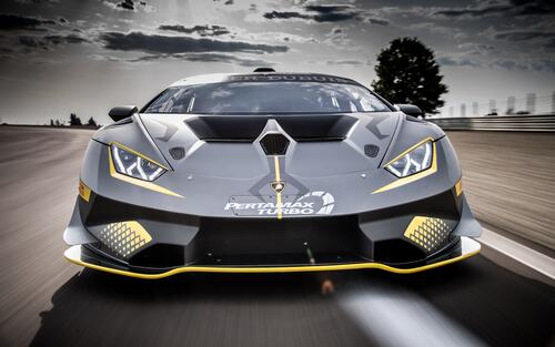 Lamborghini huracan super trofeo в движении вид спереди