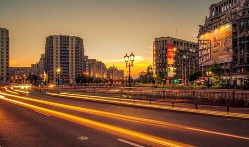 Красочный закат на улицах большого города