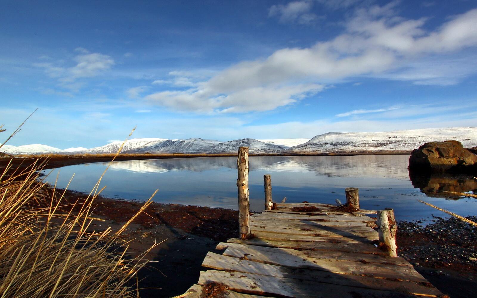 Бесплатное фото Старый деревянный мост на высохшем озере