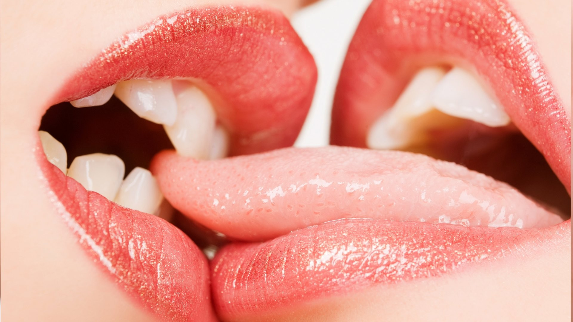 Бесплатное фото Женский поцелуй с языком