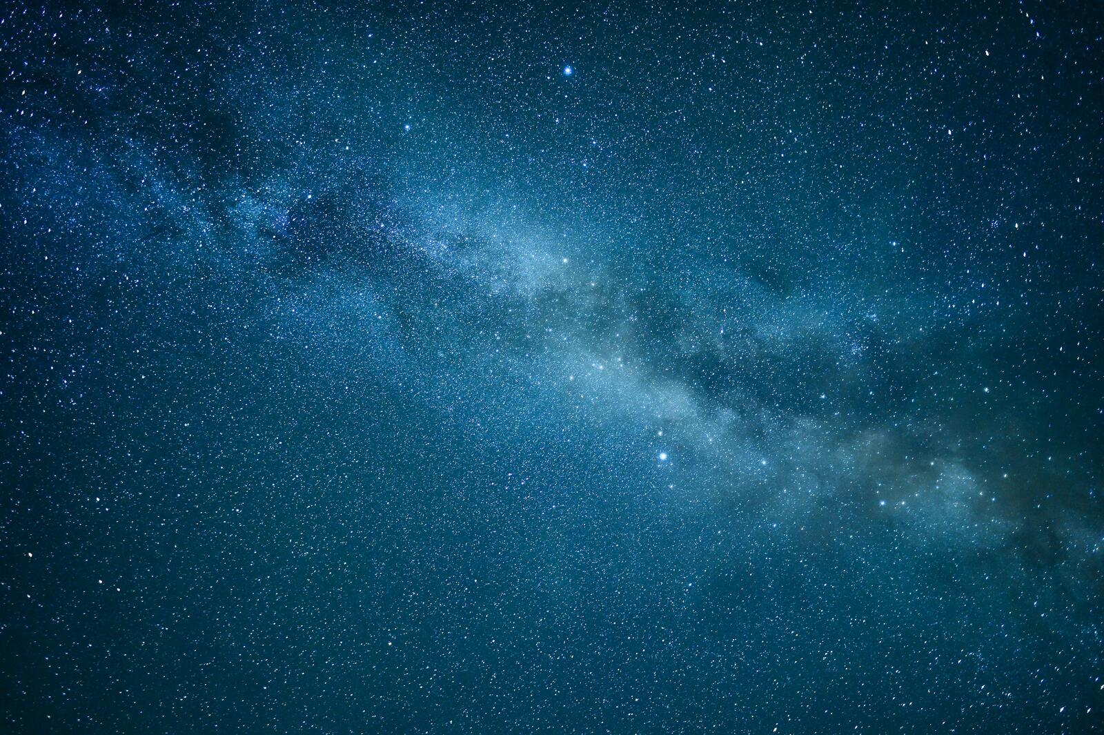 Бесплатное фото Синее небо с большим количеством звезд на нем