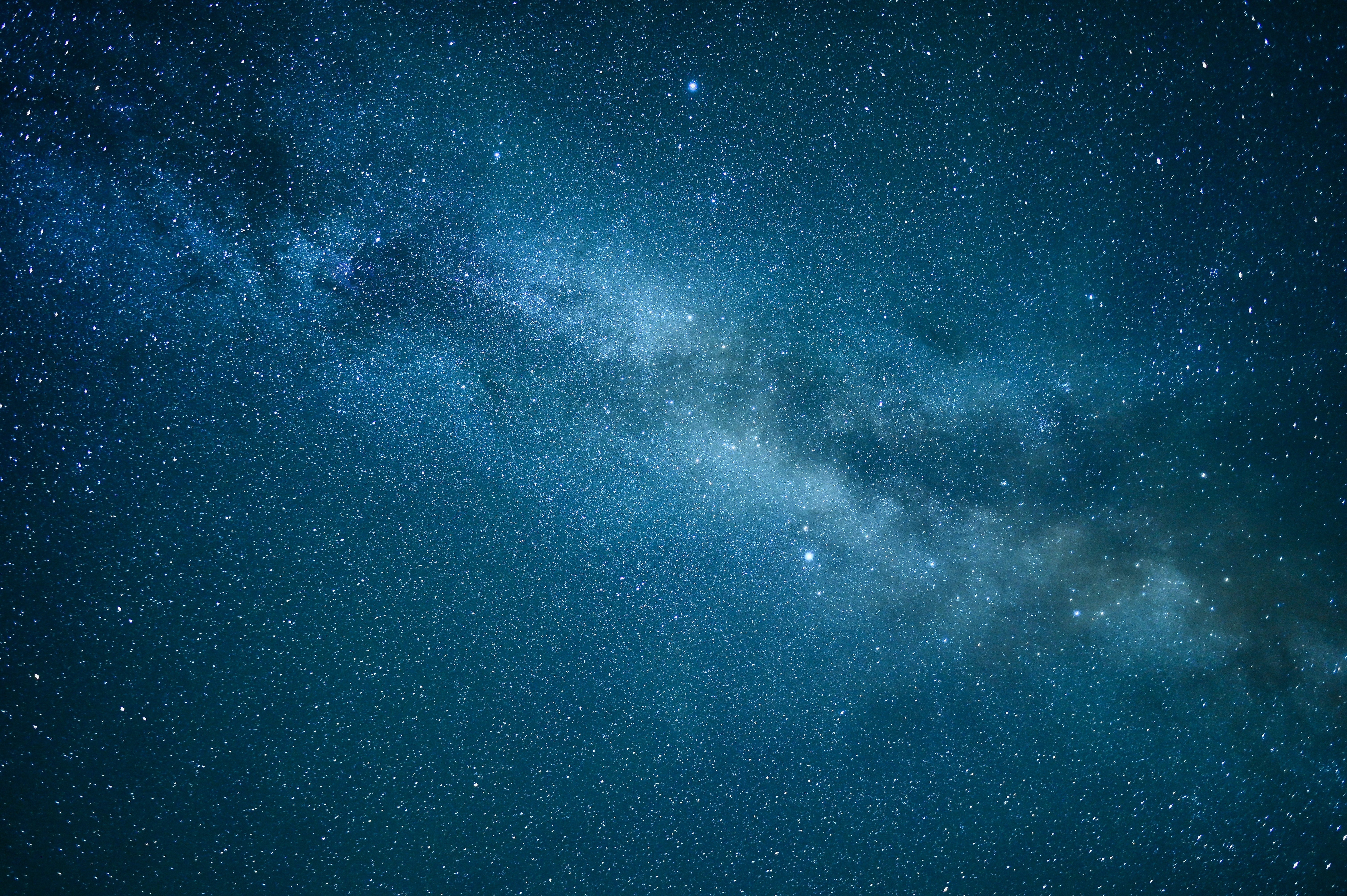 Бесплатное фото Синее небо с большим количеством звезд на нем