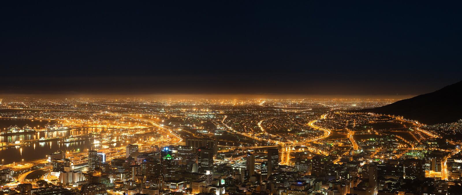Бесплатное фото Ночной большой город с освещением улиц и домов