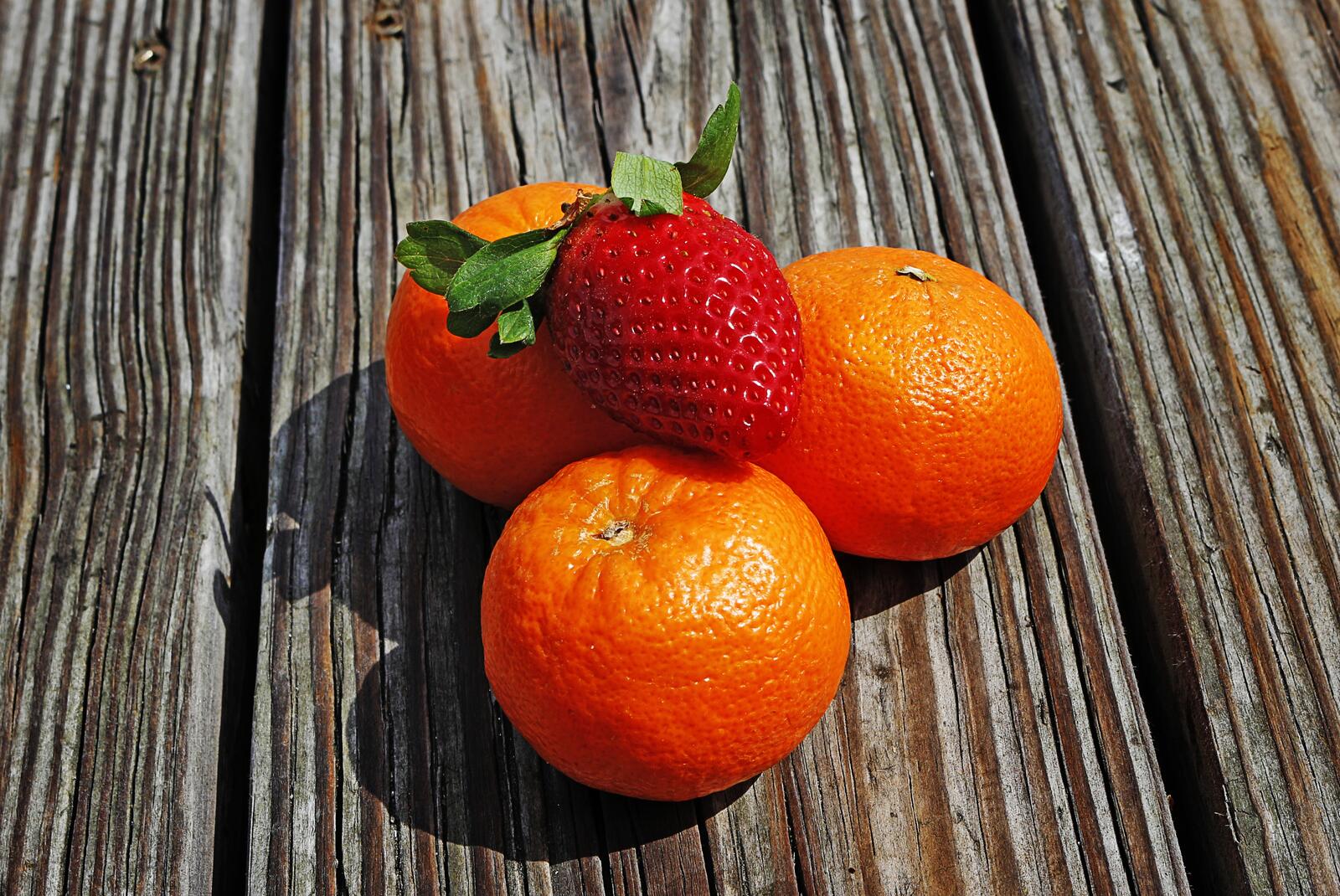 Free photo Strawberries and tangerines