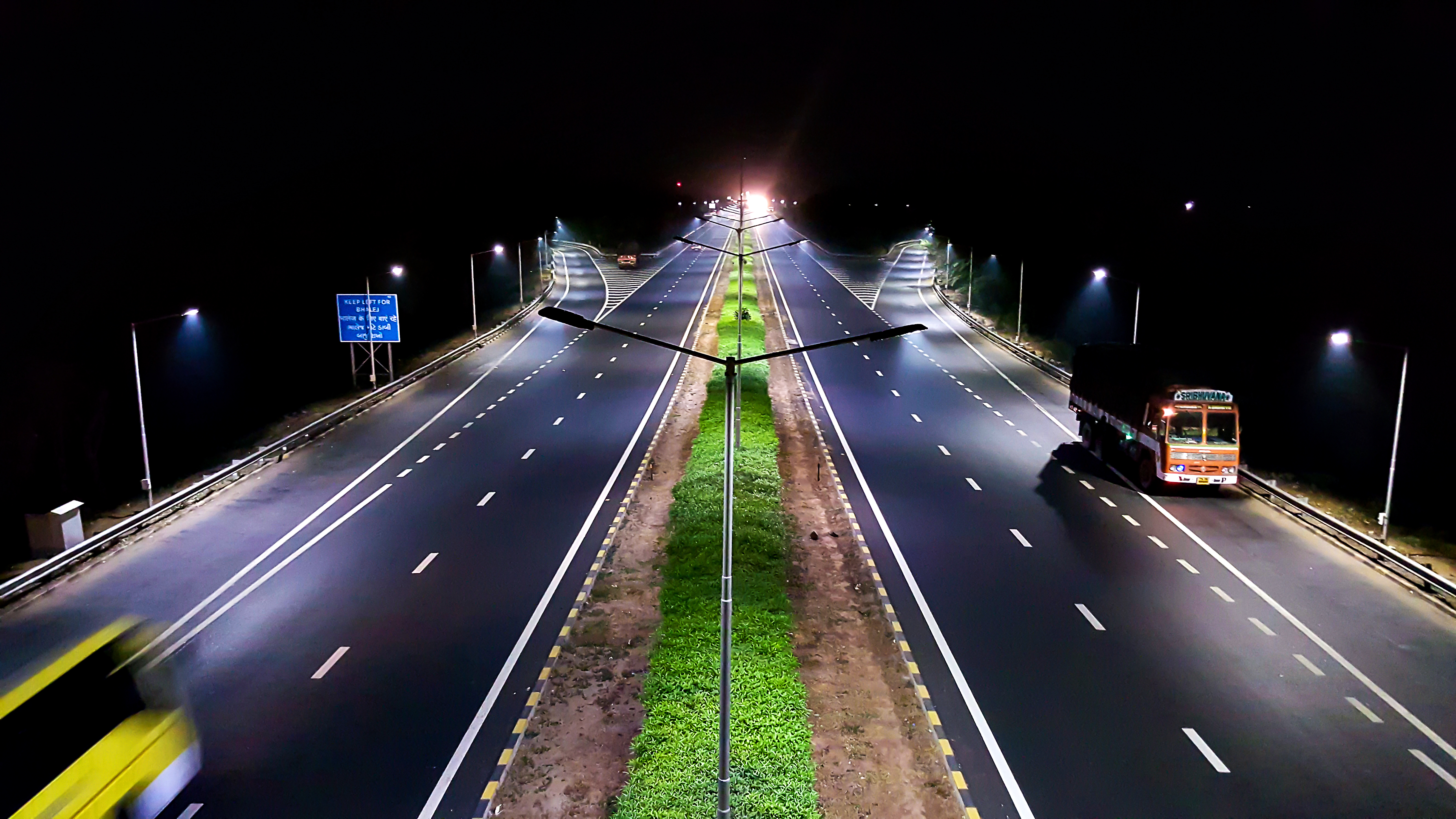 Дорогу освещает идущий. Автобан Туркменистан. Освещение дорог. Освещение автомагистрали. Ночная дорога.