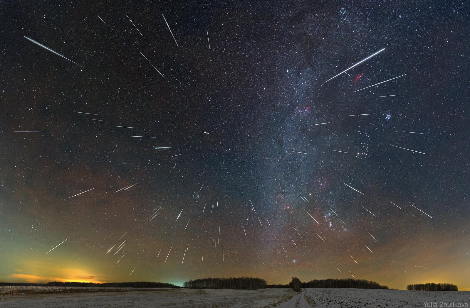 Free photo A meteor shower over the sea