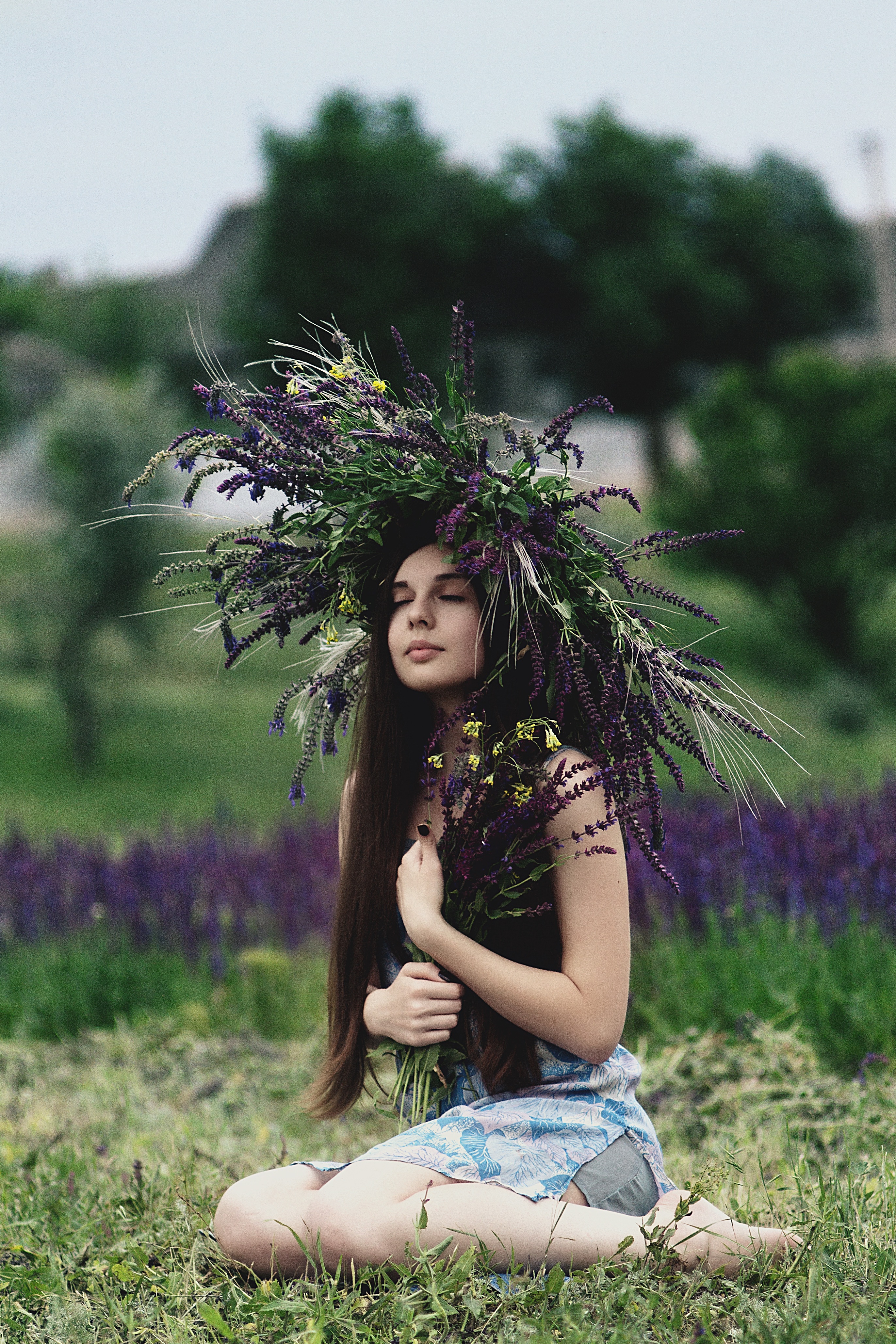 一个头上戴着茂盛花朵的女孩。