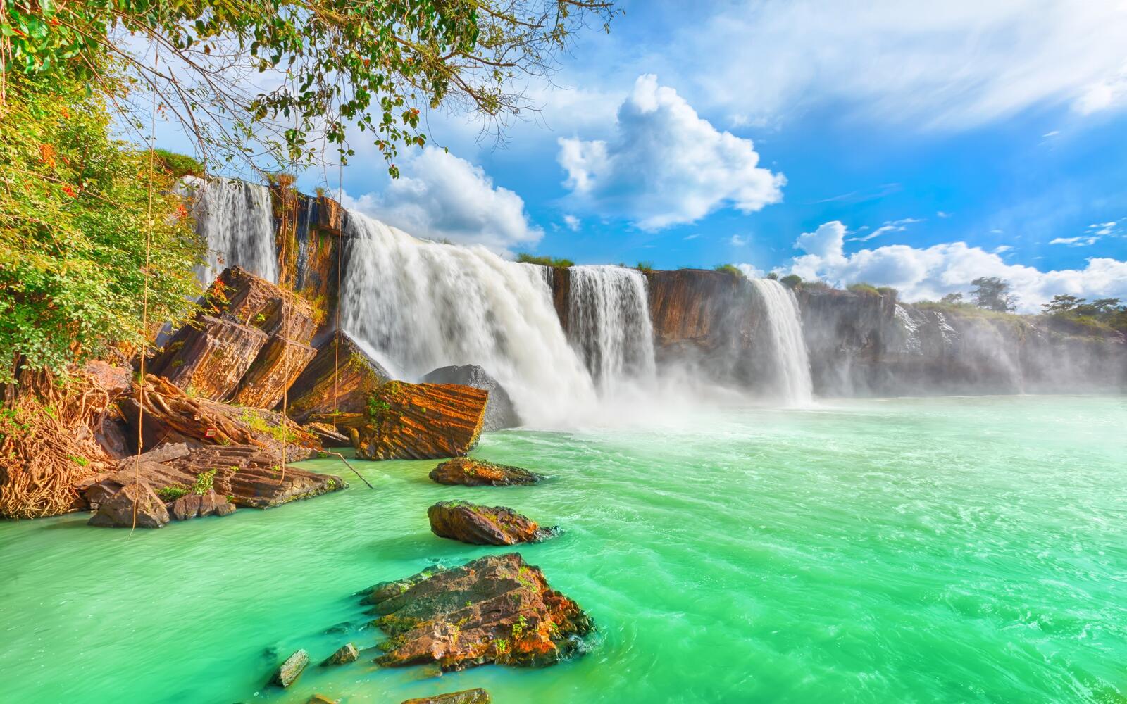 Бесплатное фото Водопад с зеленой яркой водой