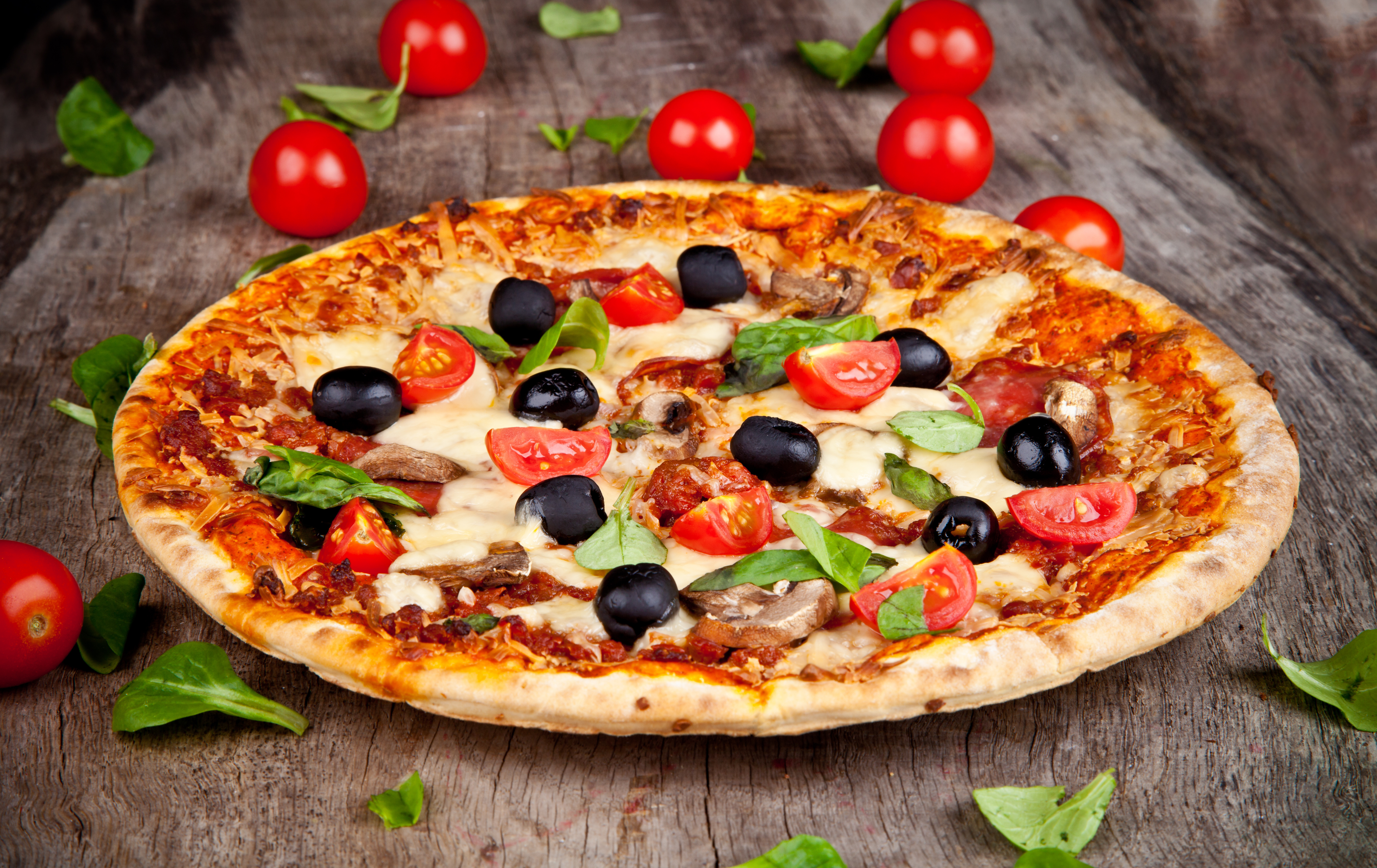 Free photo Pizza with olives and mushrooms