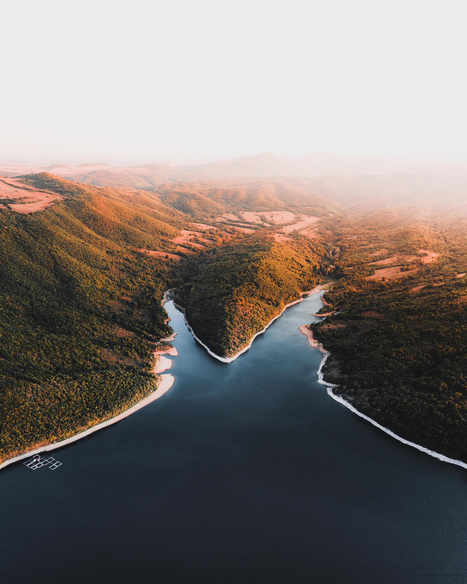 Бесплатное фото Необычная река с двумя устьями с высоты птичьего полета