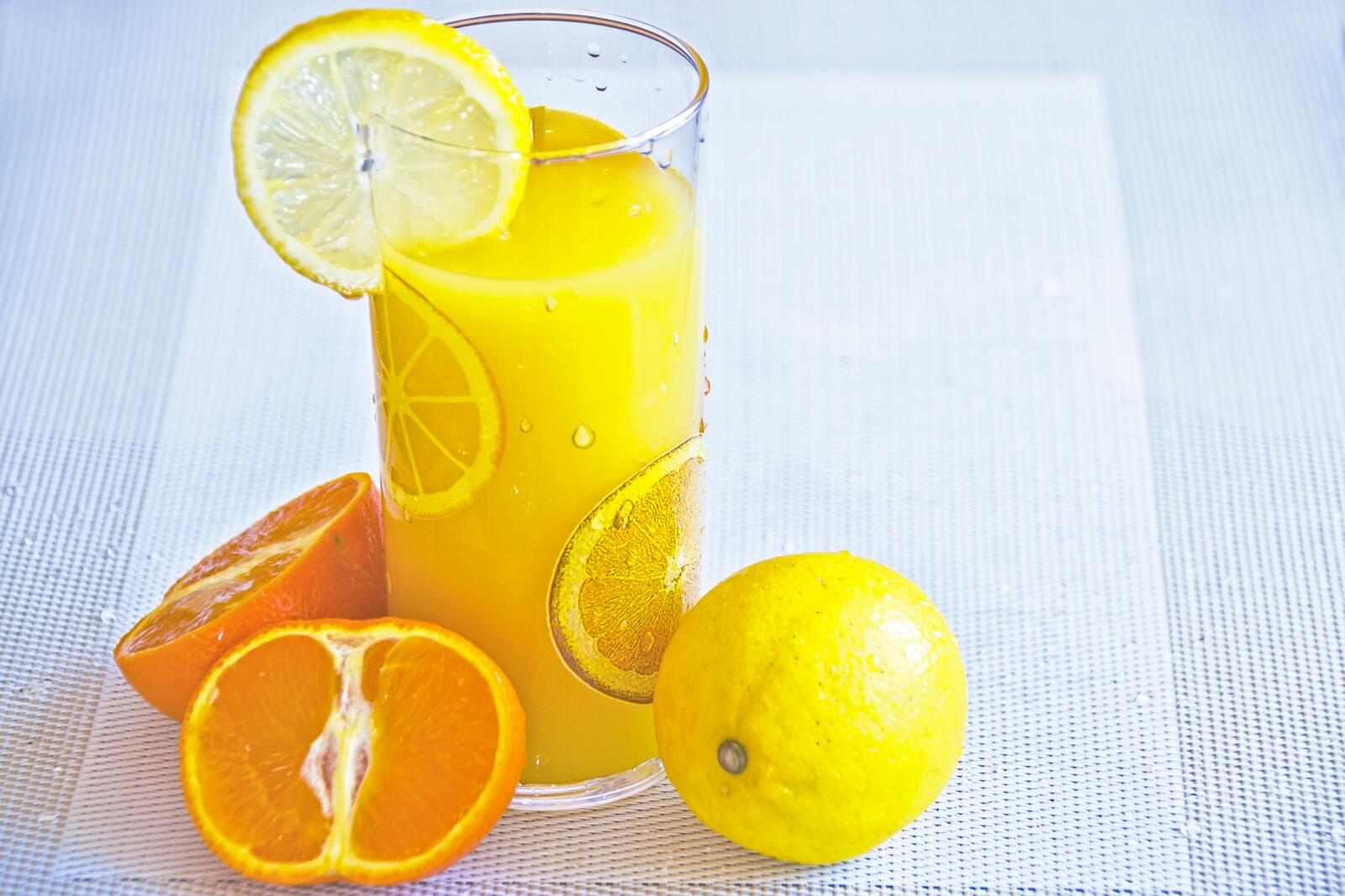 Свежевыжатый стакан апельсинового сока