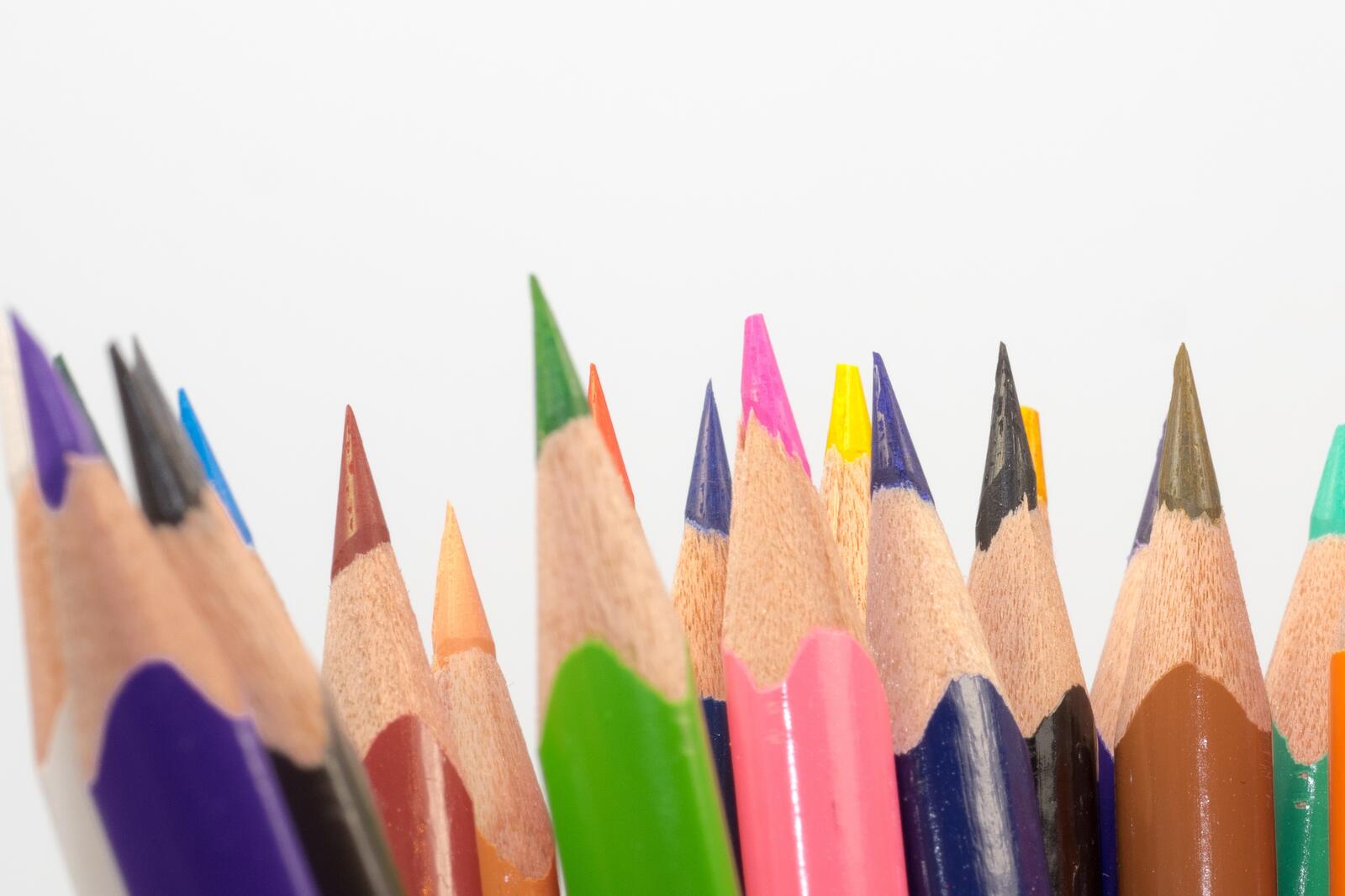 Бесплатное фото Цветные заточенные карандаши
