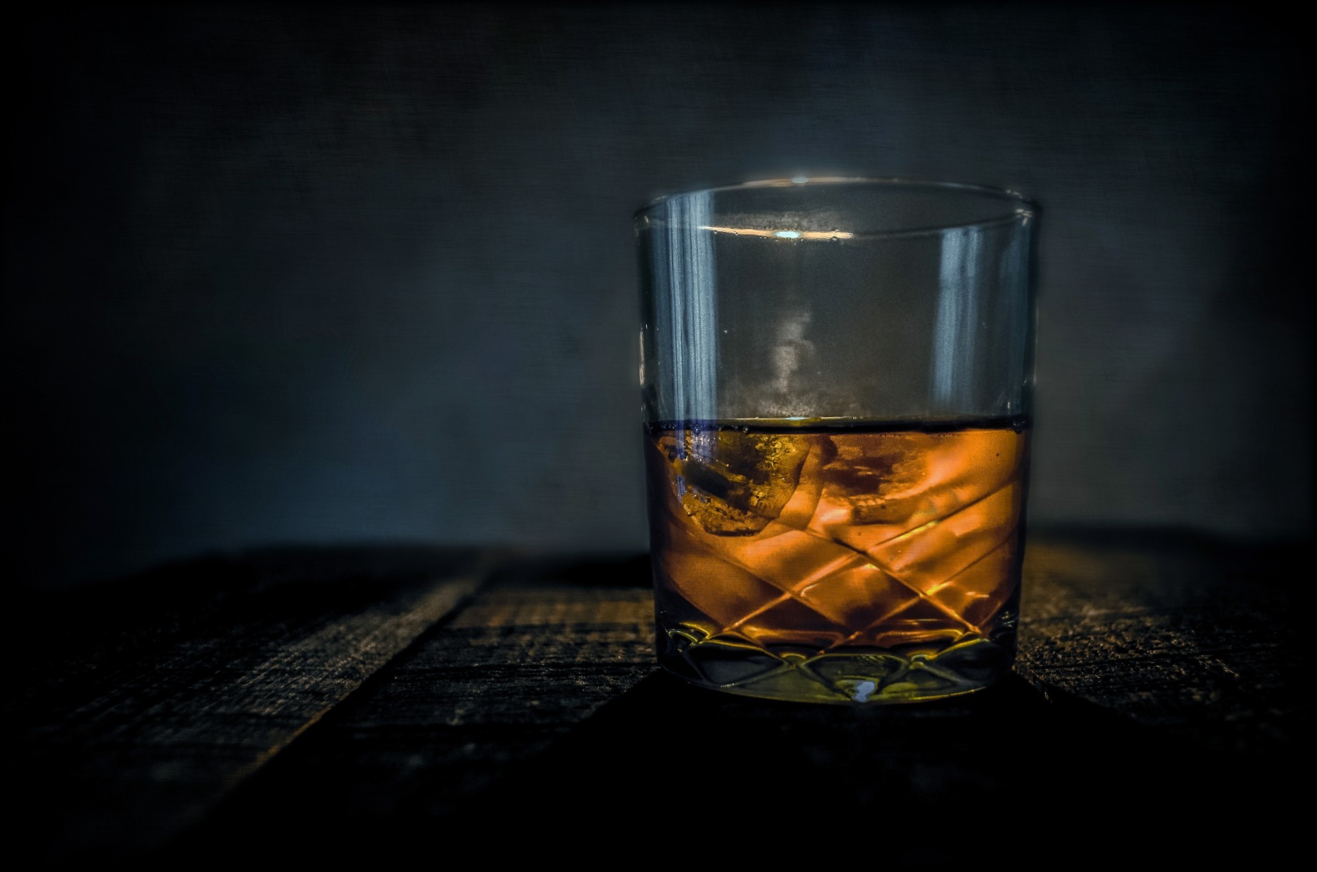 Бесплатное фото Стеклянный бокал с виски