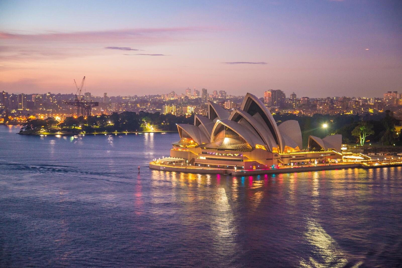 Бесплатное фото Сиднейский оперный театр на берегу моря