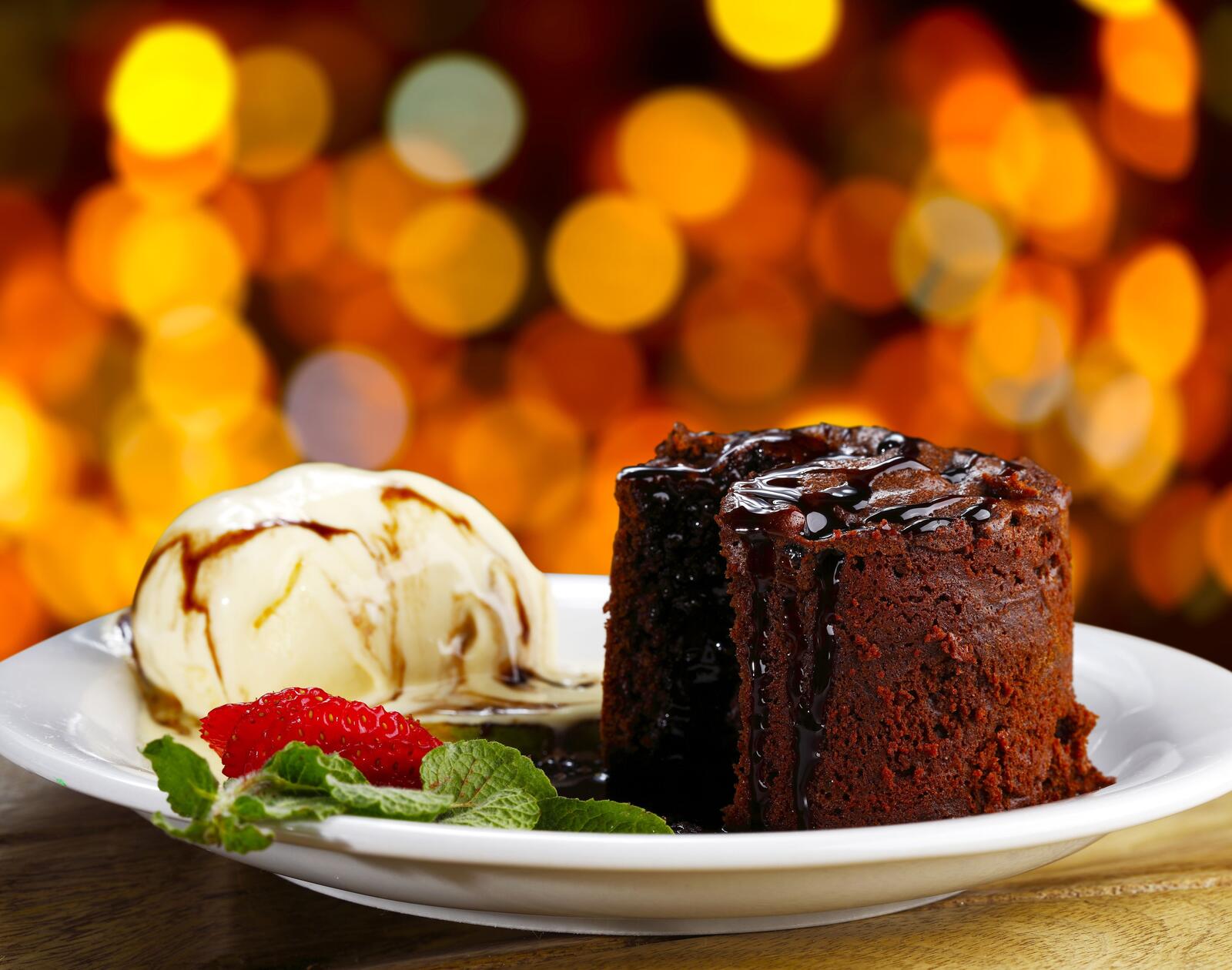 Бесплатное фото Шоколадный торт на тарелке