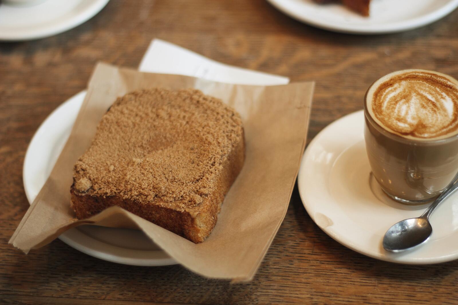 免费照片黑面包和一杯拿铁咖啡