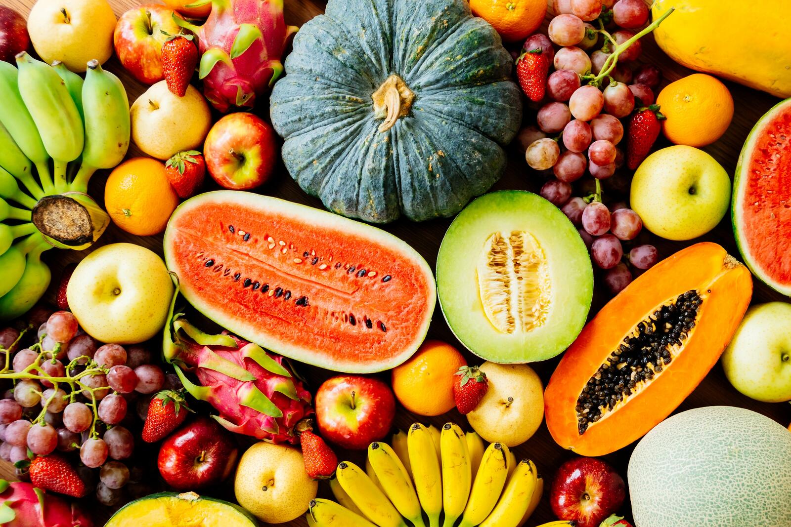 Бесплатное фото Большой стол с вкусными фруктами