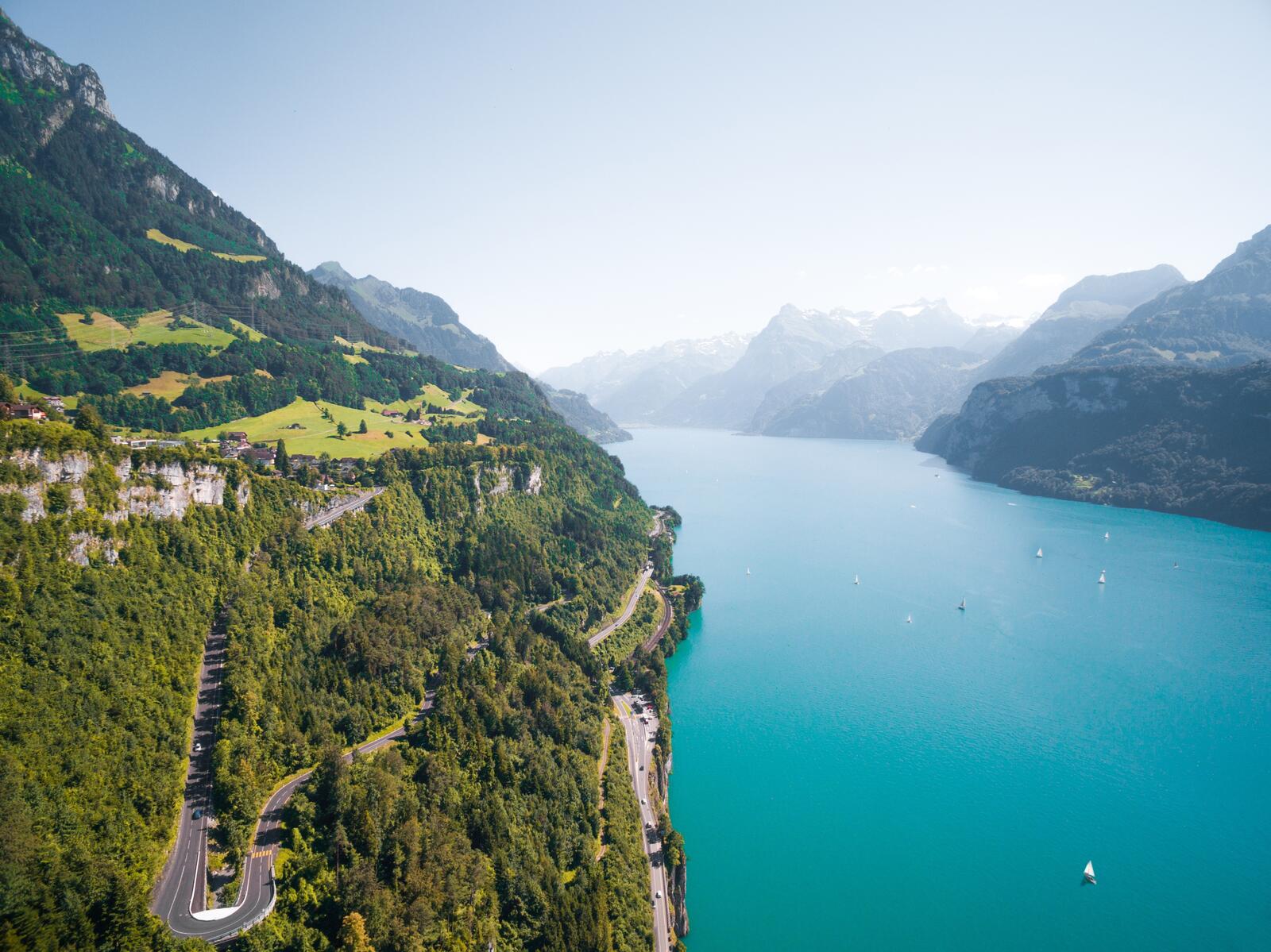 Бесплатное фото Красивый пейзаж с высоты с видом на голубое озеро