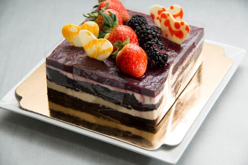 Blackberry fruit cake with strawberries