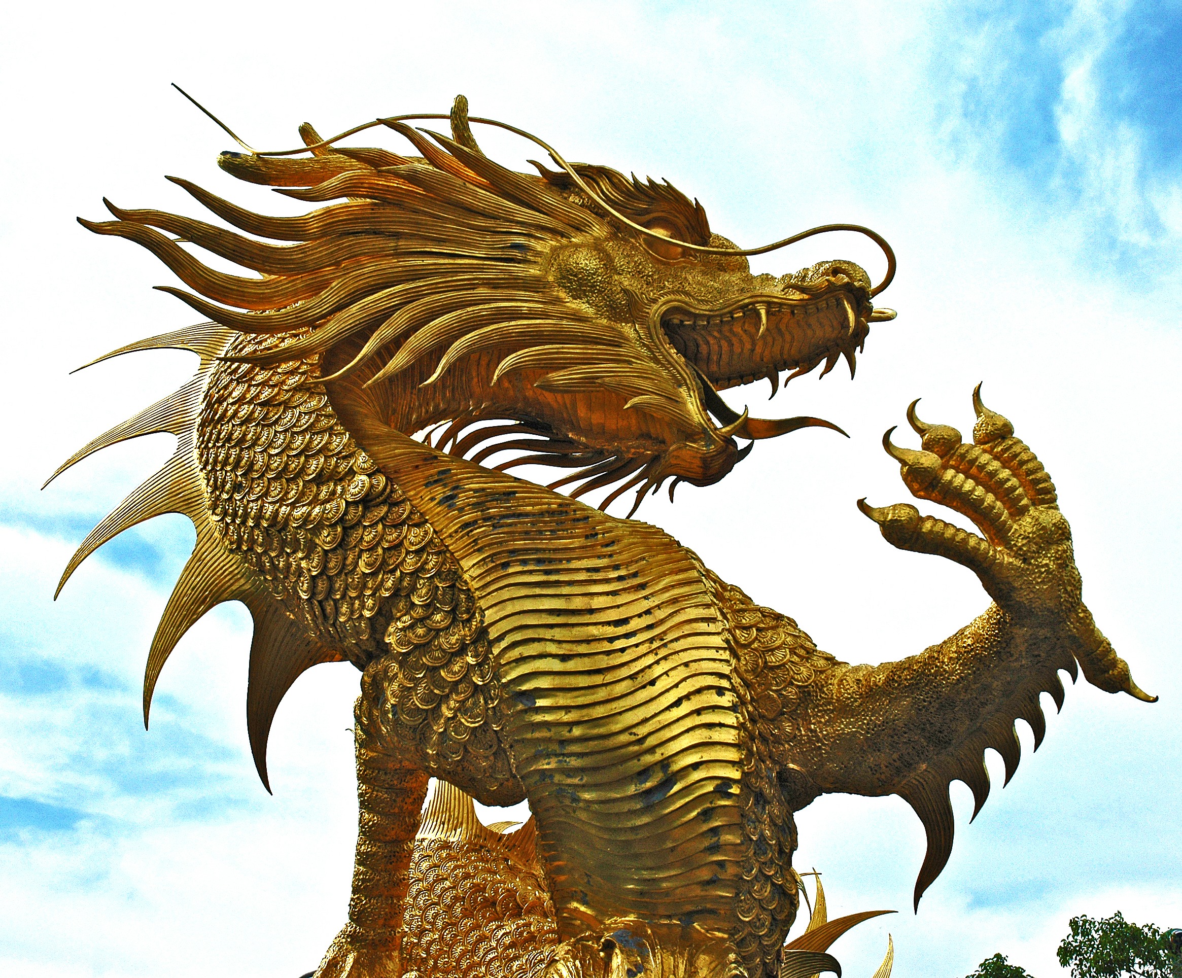 Деревянный дракон какой год. Скульптуры драконов. Золотой дракон статуя. Драконы и динозавры. Гигантский золотой дракон.