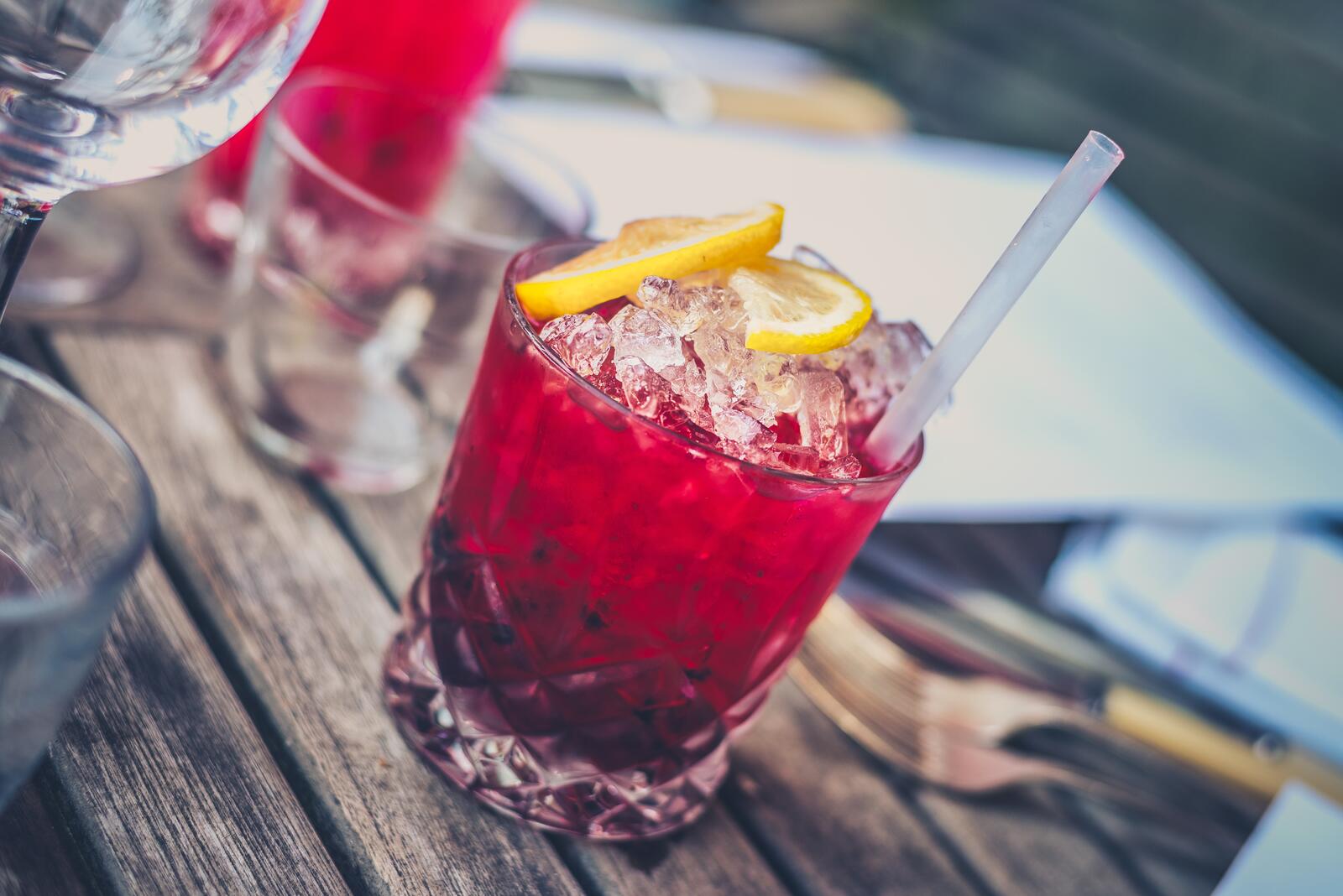 Бесплатное фото Красный алкогольный коктейль