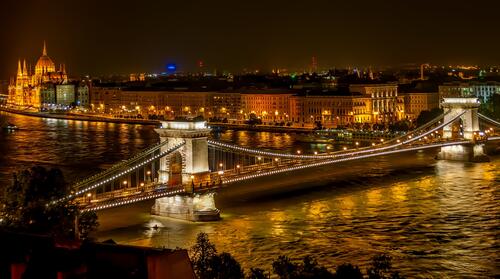 Ночной мост через реку