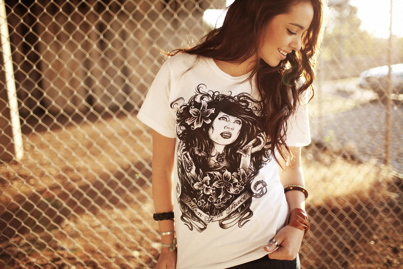 Free photo Brunette in a white T-shirt with a drawing of a girl