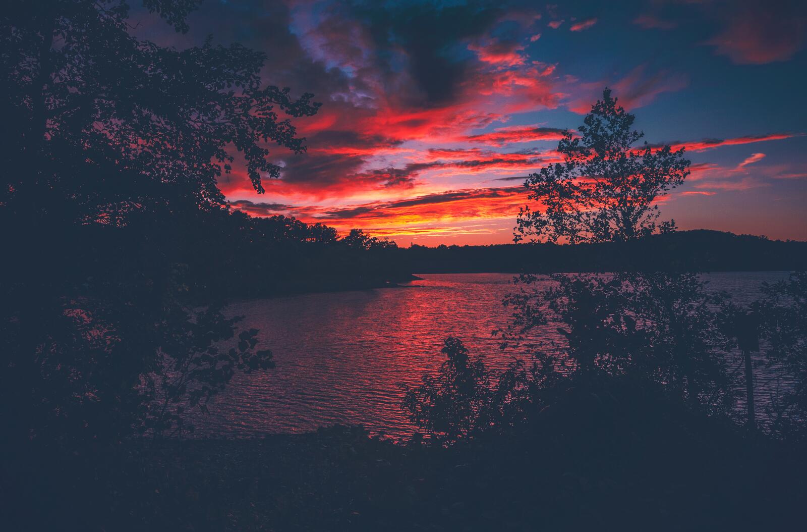 Бесплатное фото Очень красивый красный закат на озере