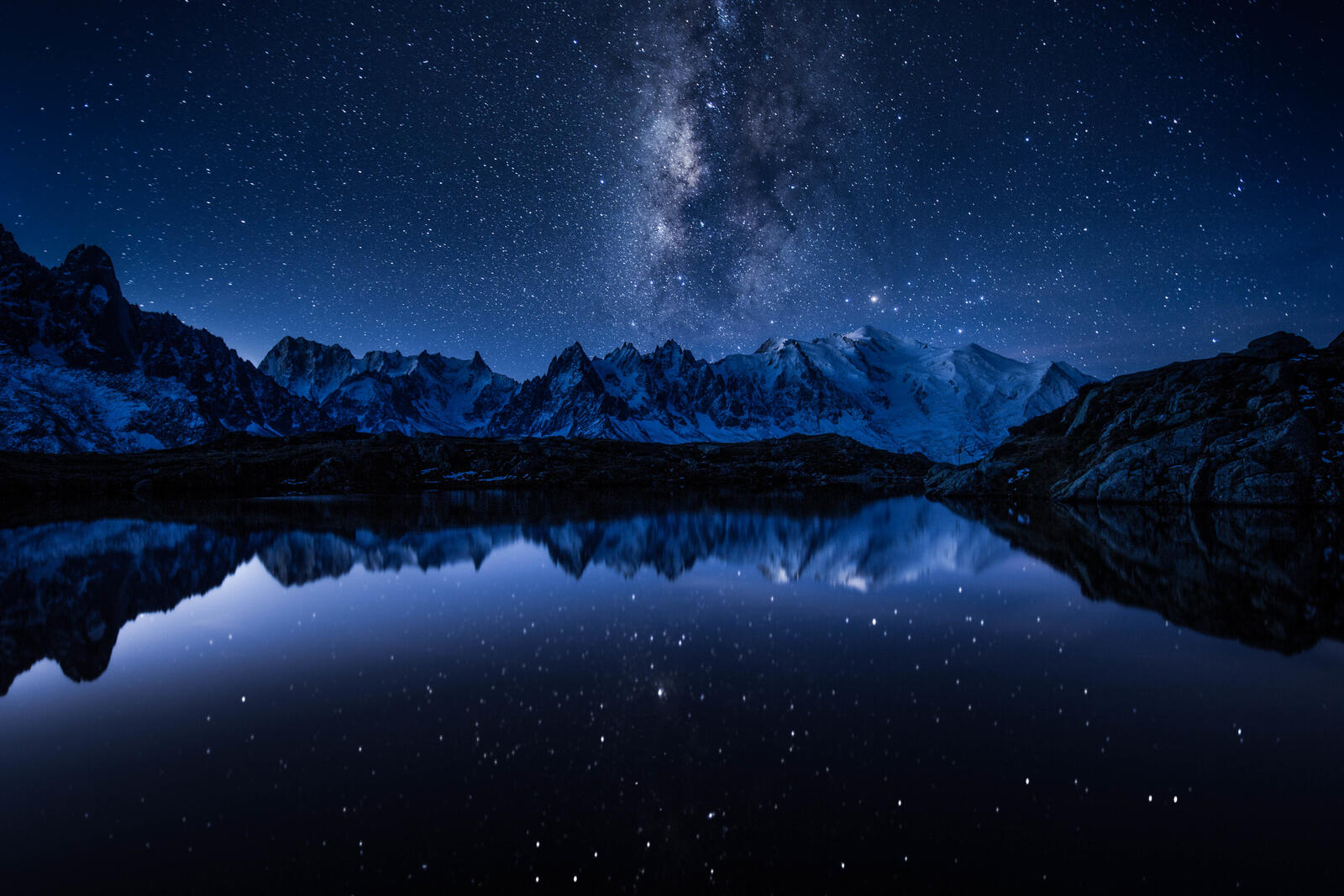 Бесплатное фото Звездное небо отражается в большом озером