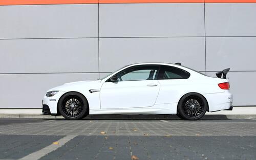 Белая BMW M3 вид сбоку