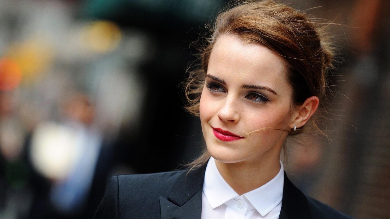 Free photo Emma Watson smiles with red lipstick on her lips
