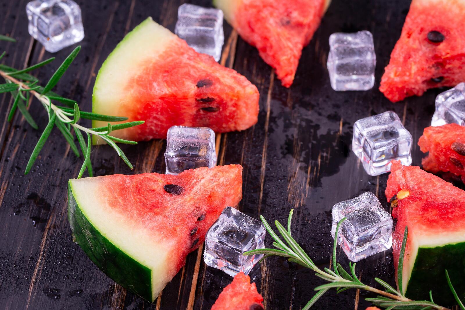 Free photo Watermelon slices with ice cubes on the table