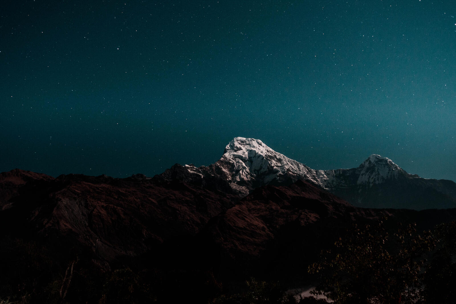 Бесплатное фото Холм горы на фоне ночного звездного неба