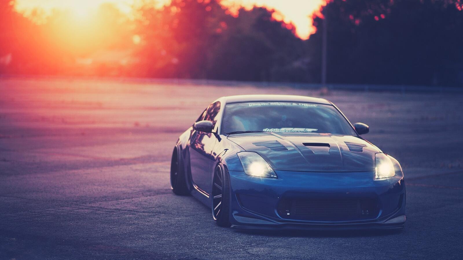 Free photo Understated nissan 350z blue at sunset