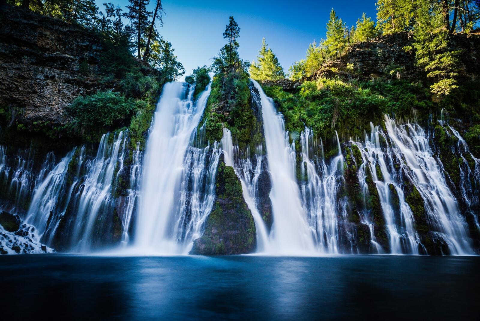 Бесплатное фото Водопад из скалы в лесу