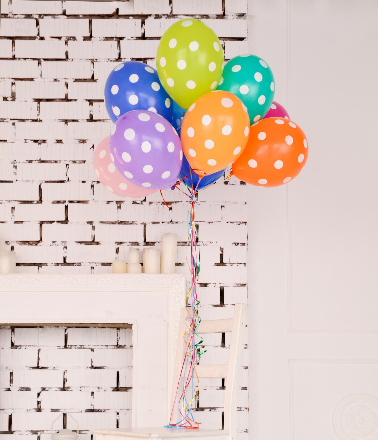 Бесплатное фото Цветные шарики на день рождения