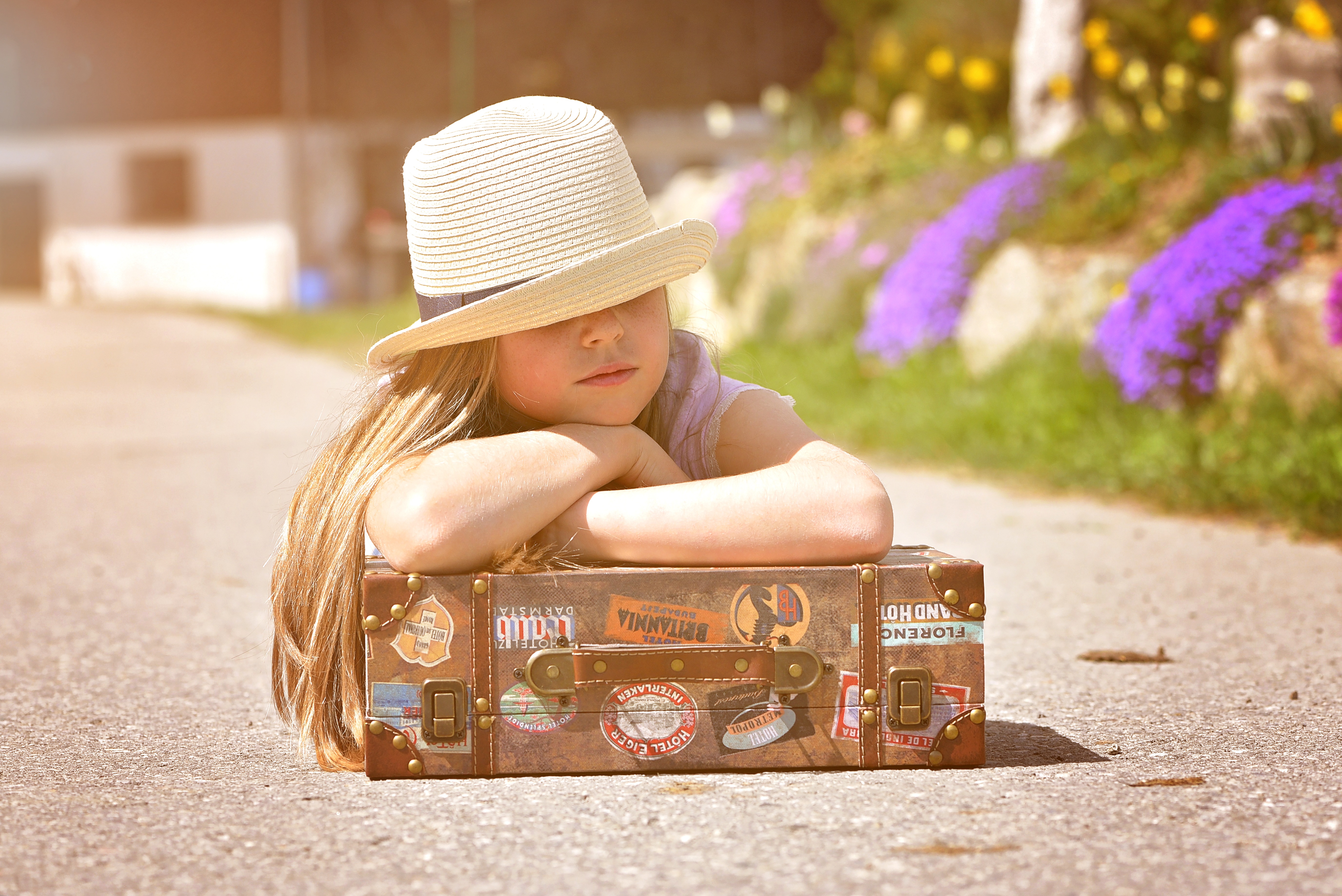 Девушка в шляпе с чемоданом