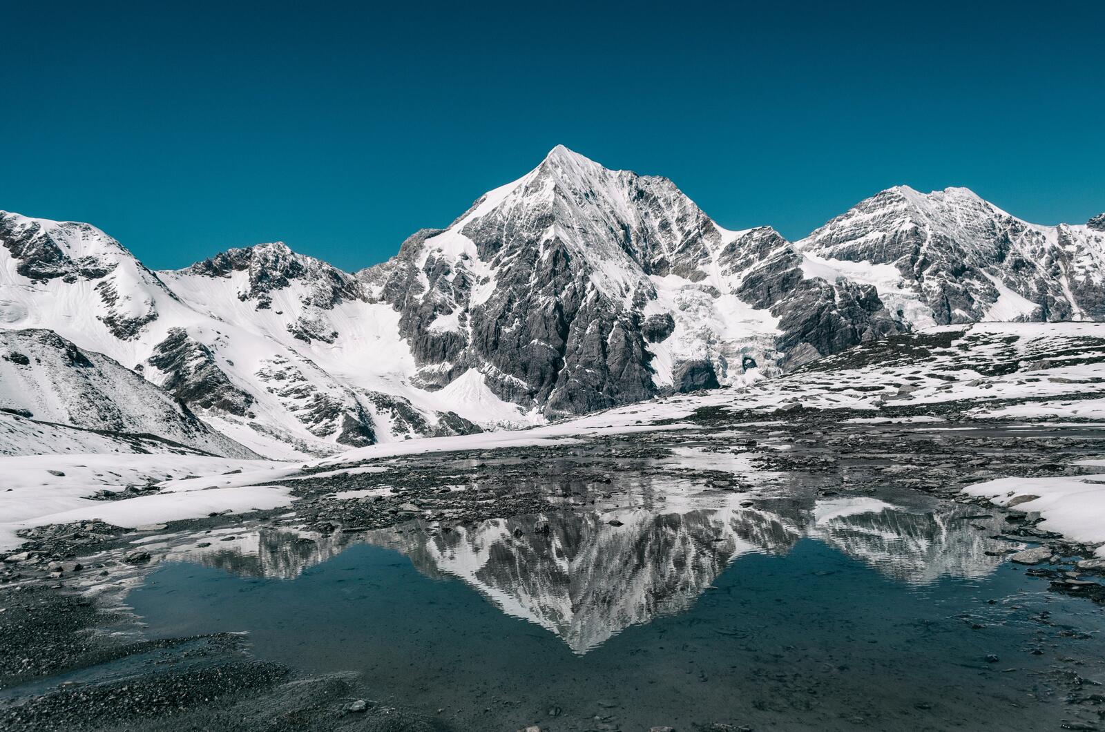 Бесплатное фото Горы отражаются в мелководном озере